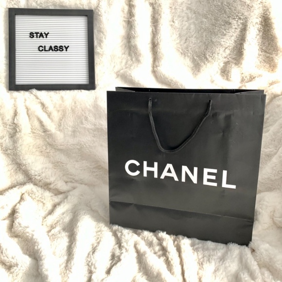 CHANEL Authentic Large Paper Gift bag - Picture 4 of 4
